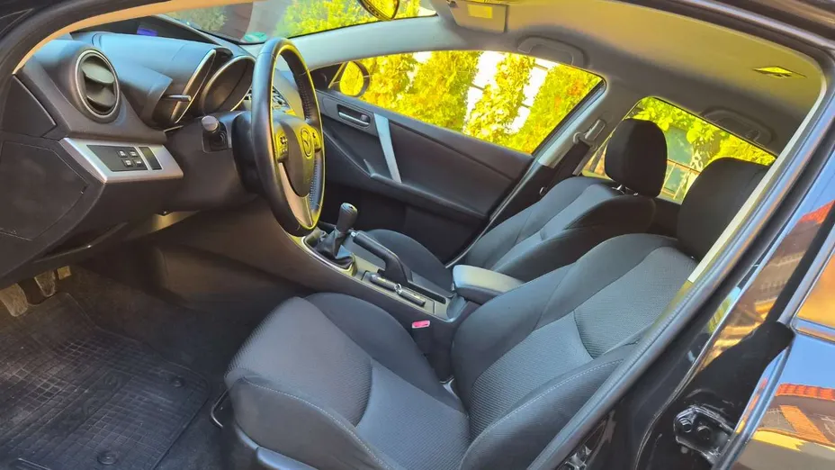 MAZDA 3 -