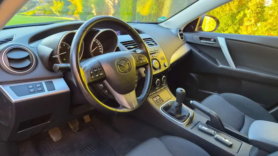 MAZDA 3 -