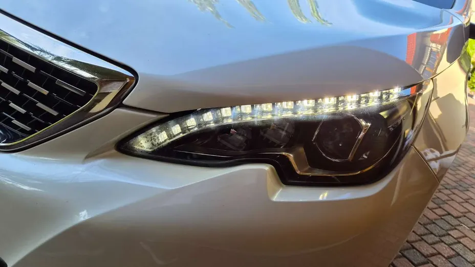PEUGEOT 308 -