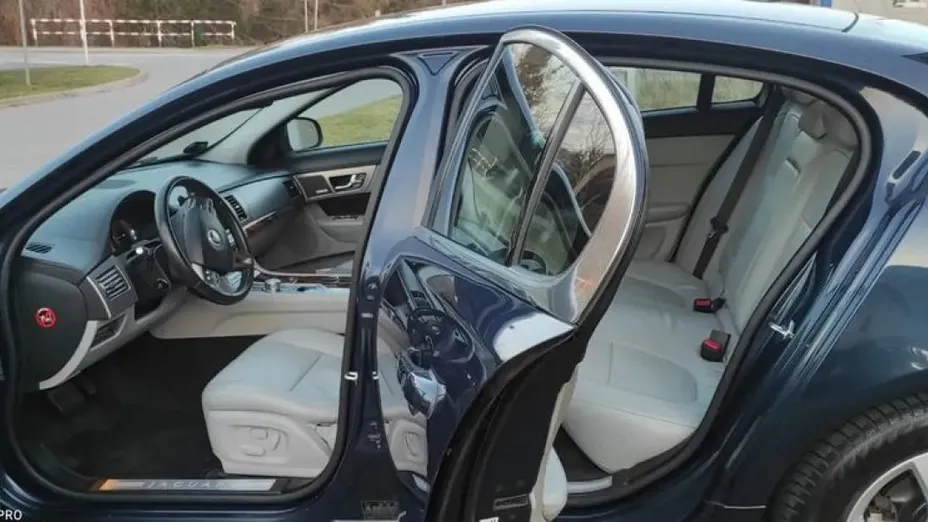 JAGUAR XF -