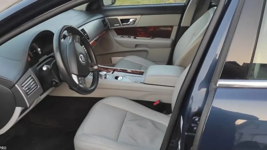 JAGUAR XF -