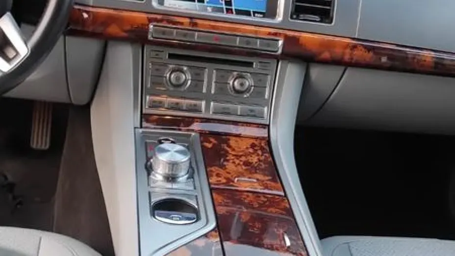 JAGUAR XF -