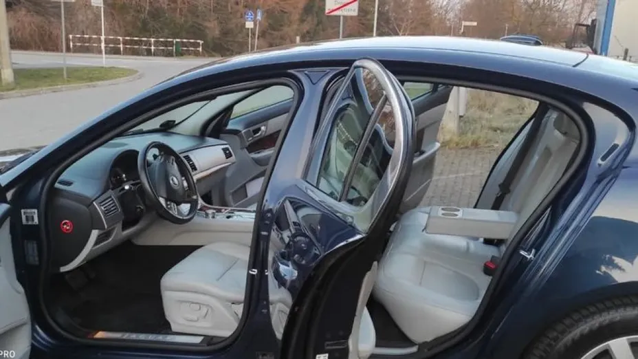 JAGUAR XF -