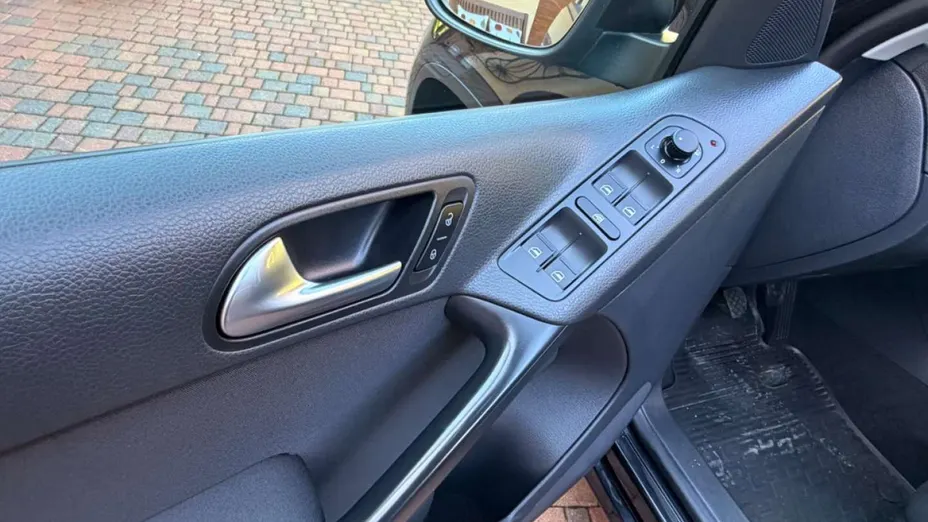 VOLKSWAGEN Tiguan -
