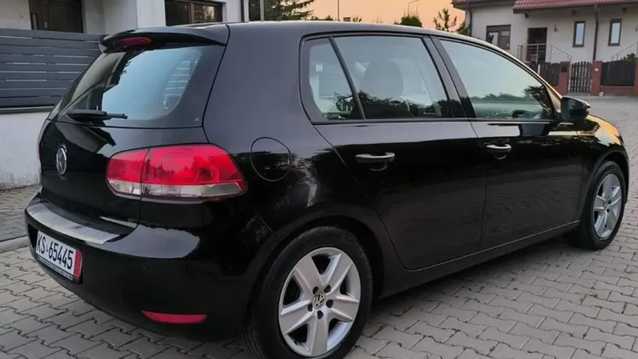 VOLKSWAGEN Golf -
