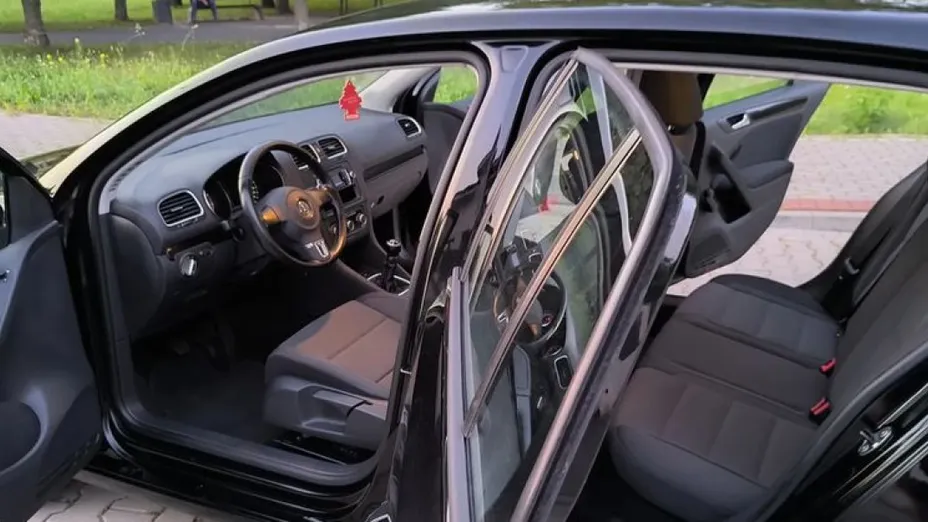 VOLKSWAGEN Golf -