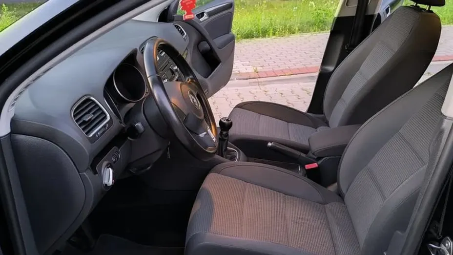 VOLKSWAGEN Golf -