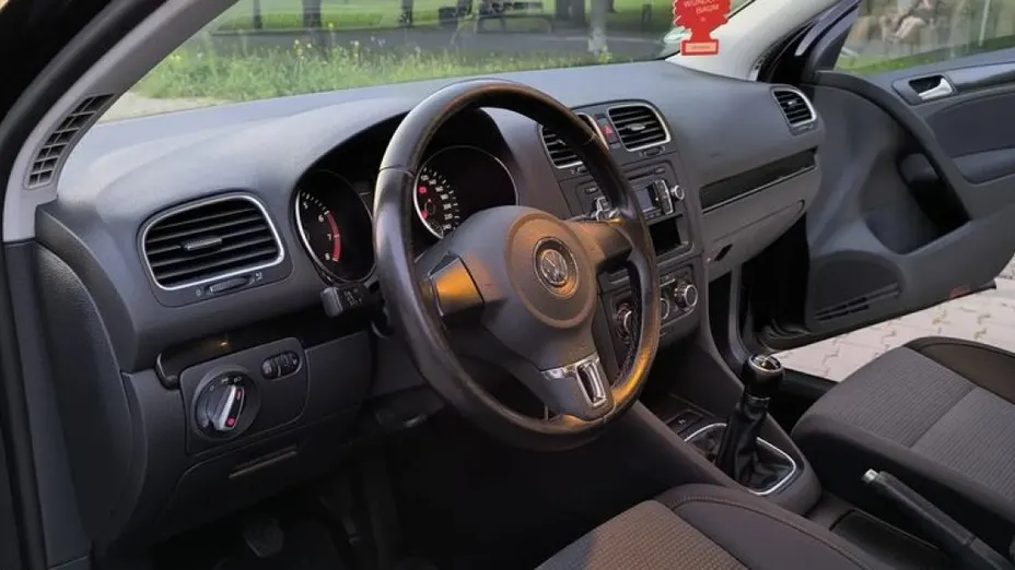 VOLKSWAGEN Golf -