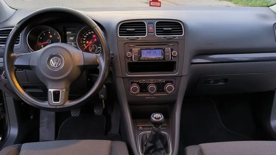 VOLKSWAGEN Golf -