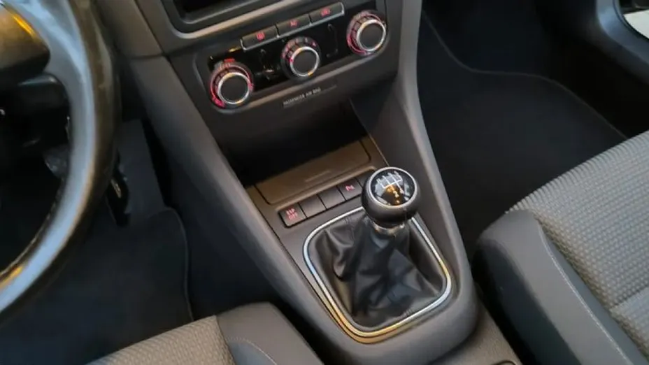VOLKSWAGEN Golf -