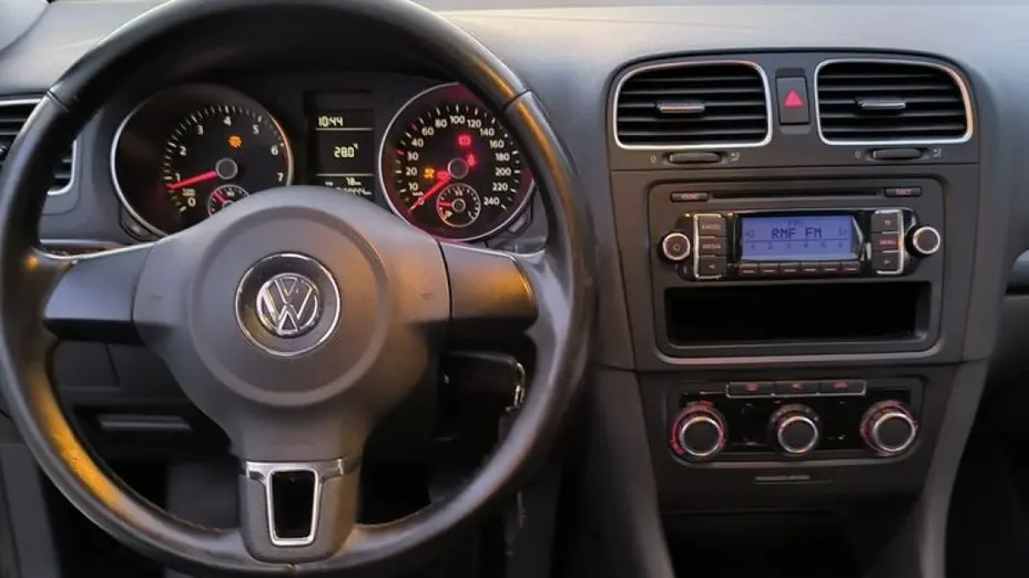 VOLKSWAGEN Golf -