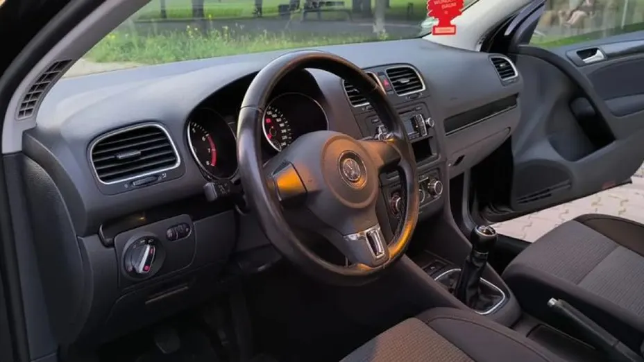 VOLKSWAGEN Golf -