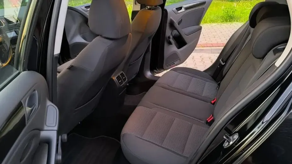 VOLKSWAGEN Golf -