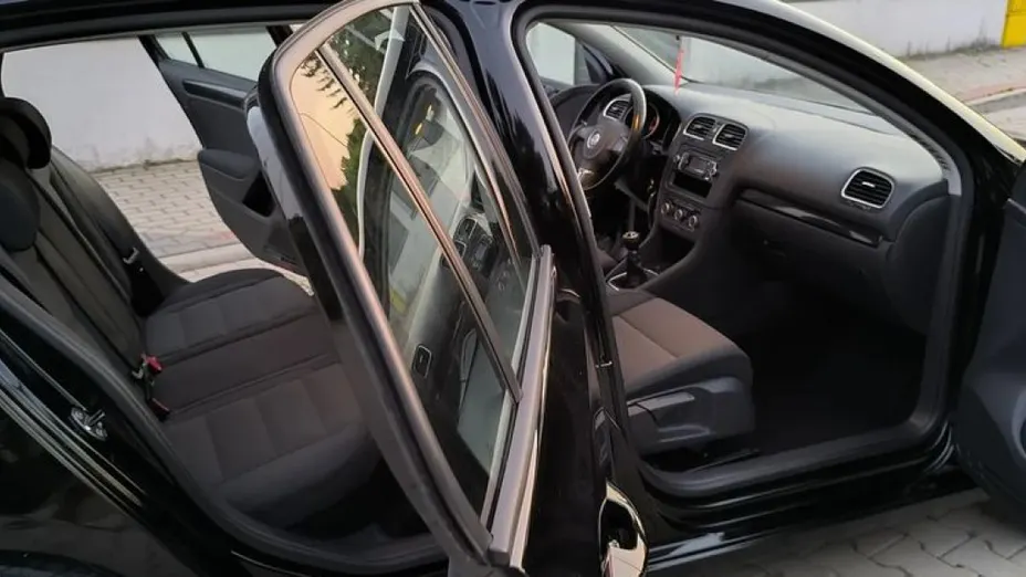 VOLKSWAGEN Golf -