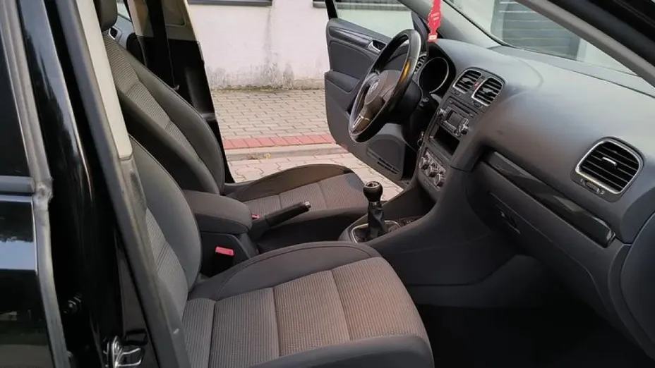 VOLKSWAGEN Golf -