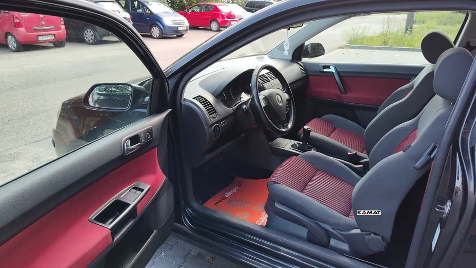 VOLKSWAGEN Polo -