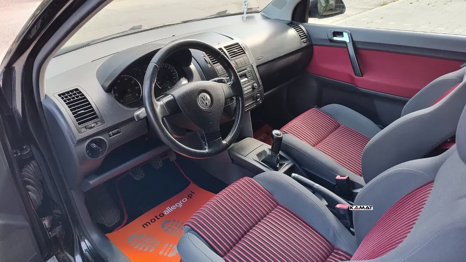 VOLKSWAGEN Polo -