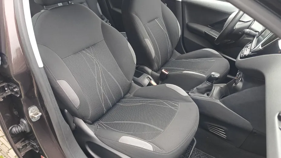 PEUGEOT 208 -