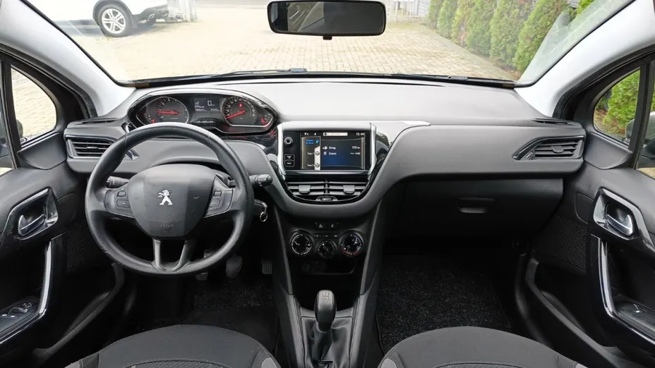 PEUGEOT 208 -