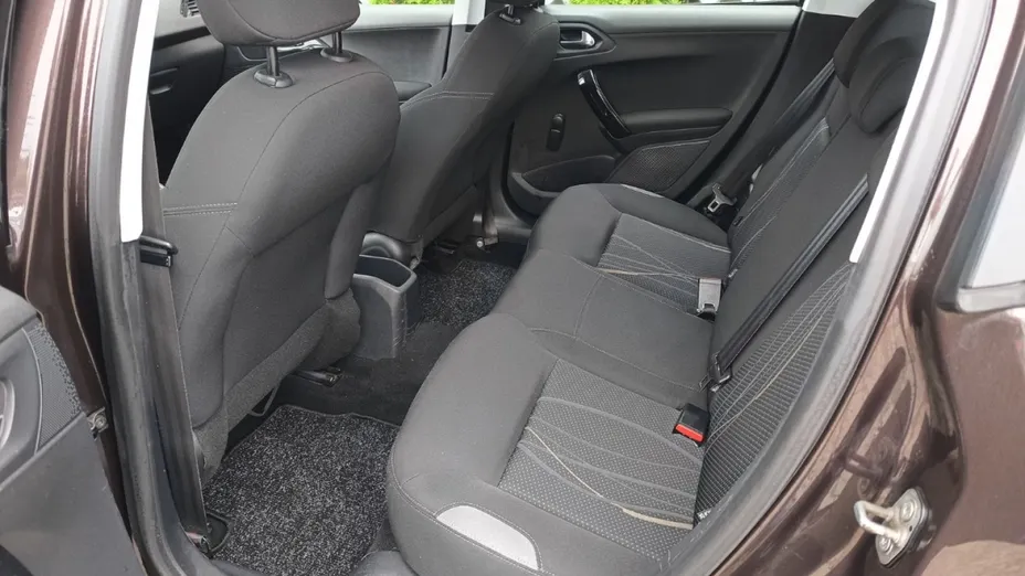 PEUGEOT 208 -