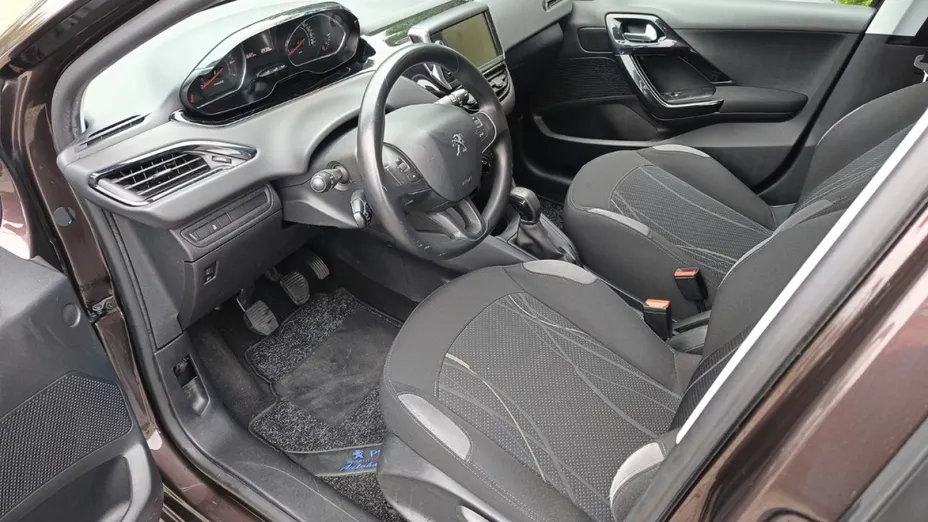 PEUGEOT 208 -