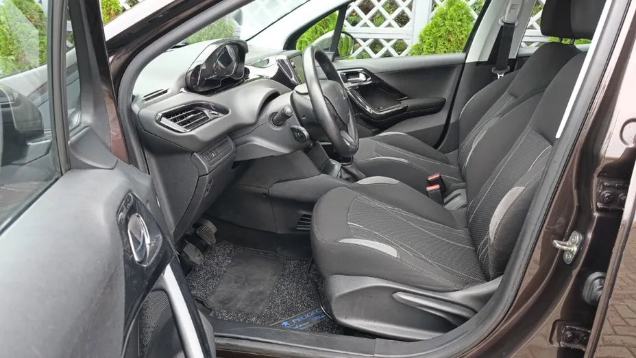 PEUGEOT 208 -