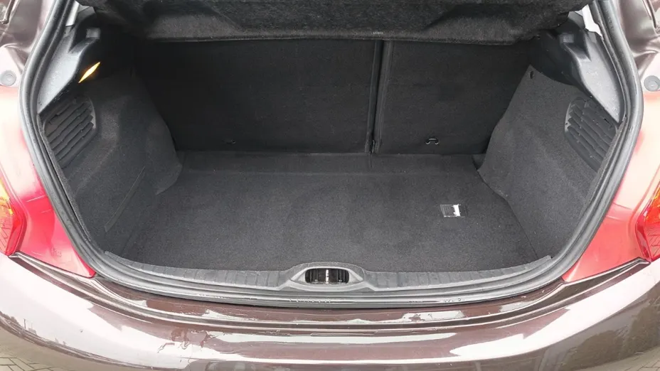 PEUGEOT 208 -