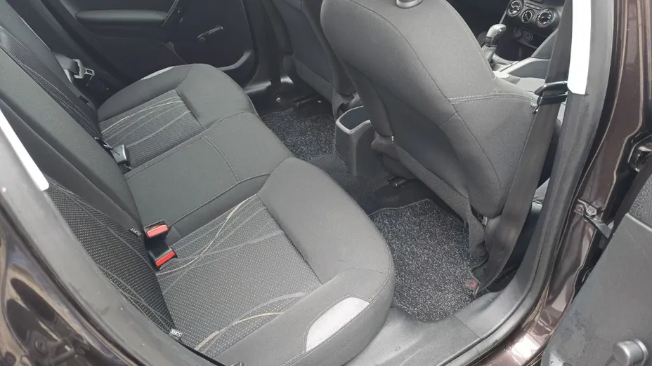PEUGEOT 208 -