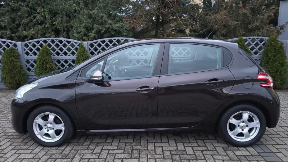 PEUGEOT 208 -