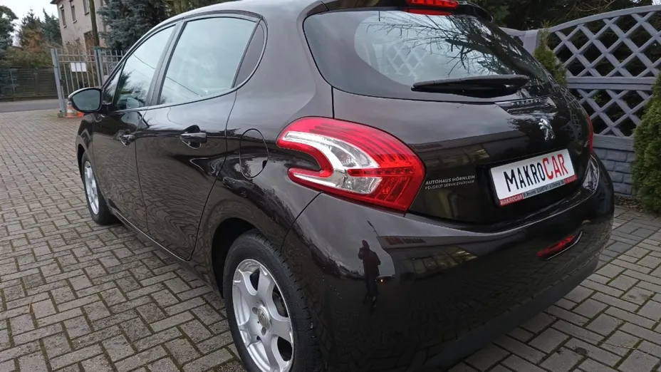 PEUGEOT 208 -