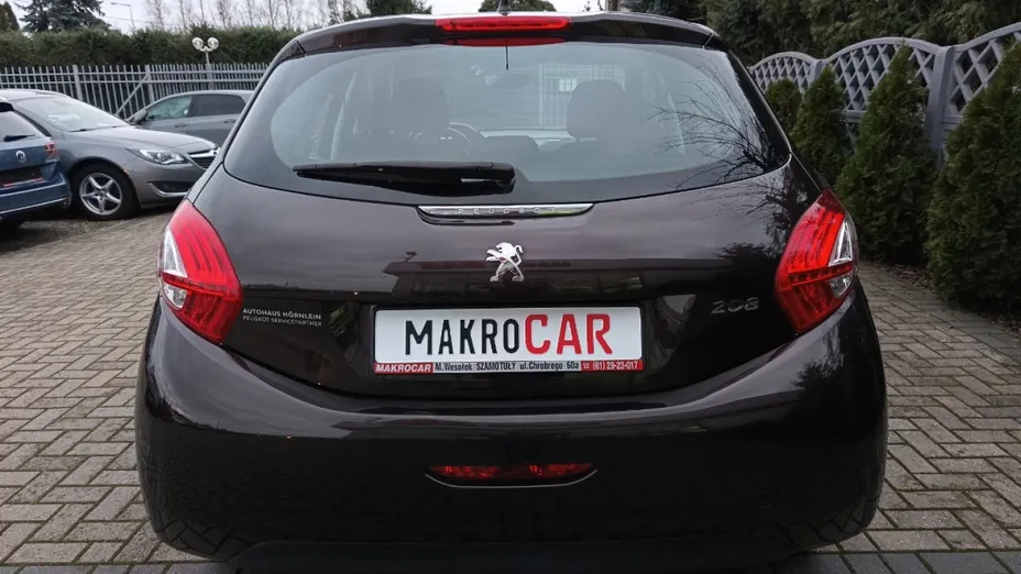 PEUGEOT 208 -