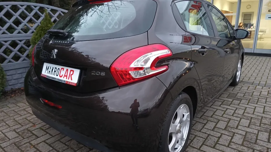 PEUGEOT 208 -