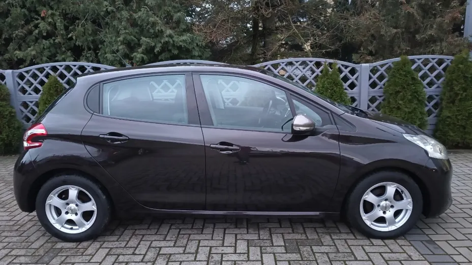 PEUGEOT 208 -