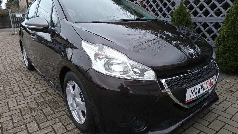 PEUGEOT 208 -