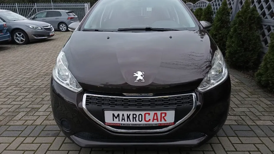 PEUGEOT 208 -