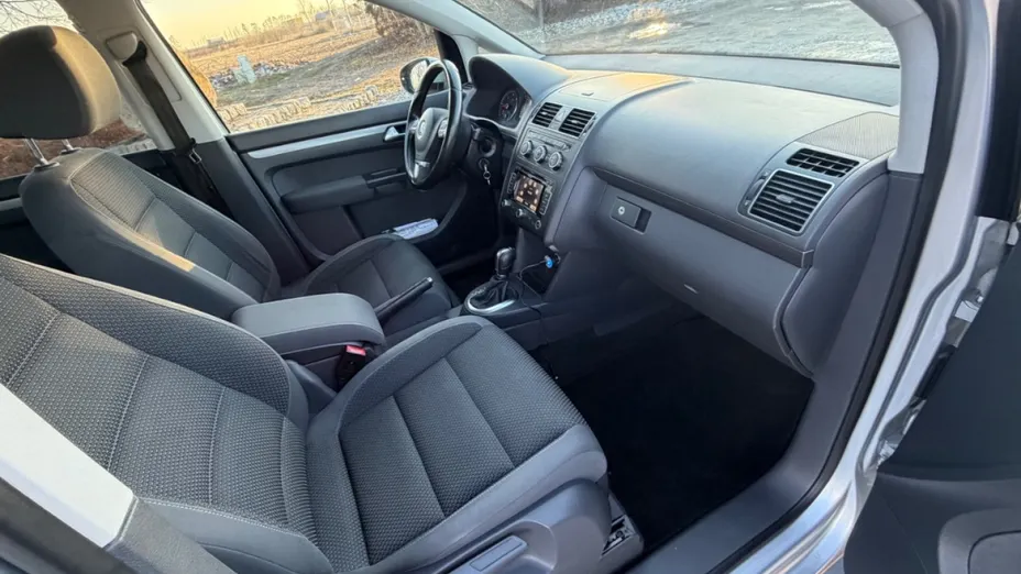 VOLKSWAGEN Touran -