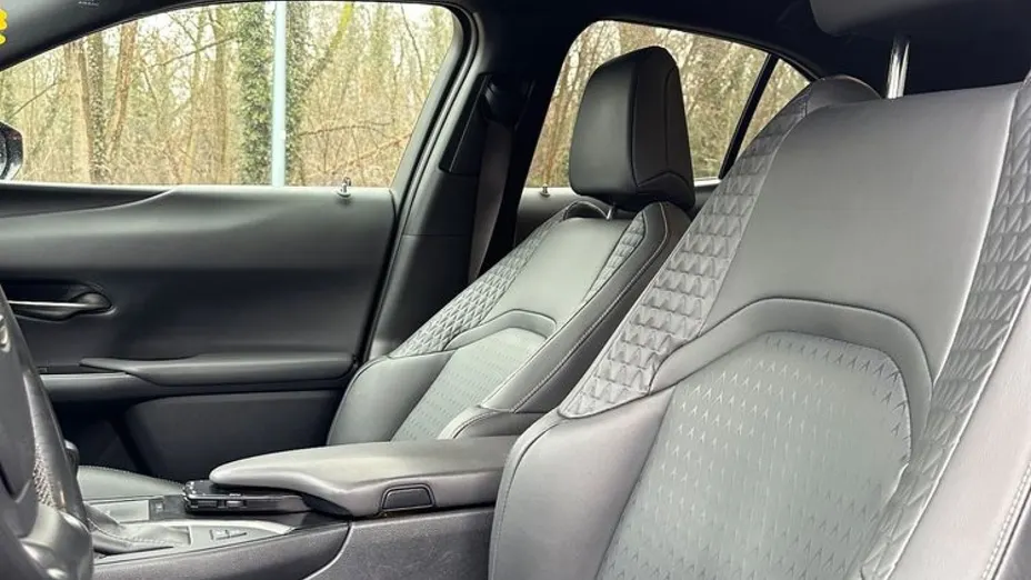 LEXUS UX -