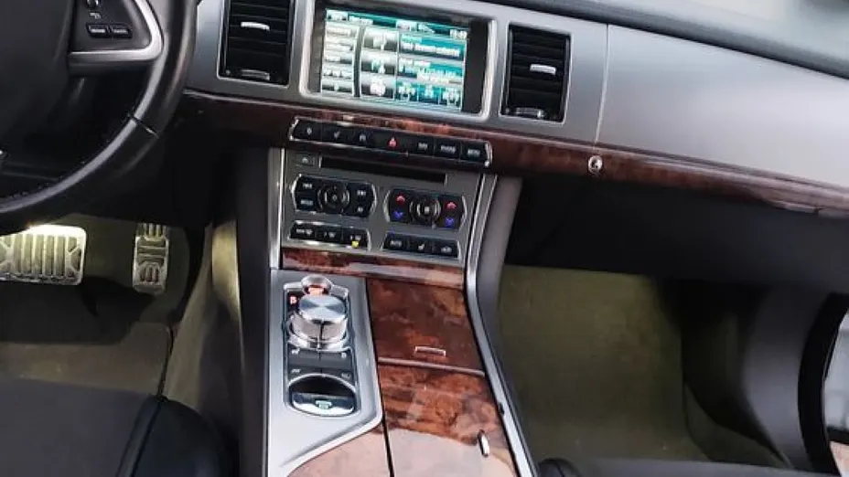 JAGUAR XF -