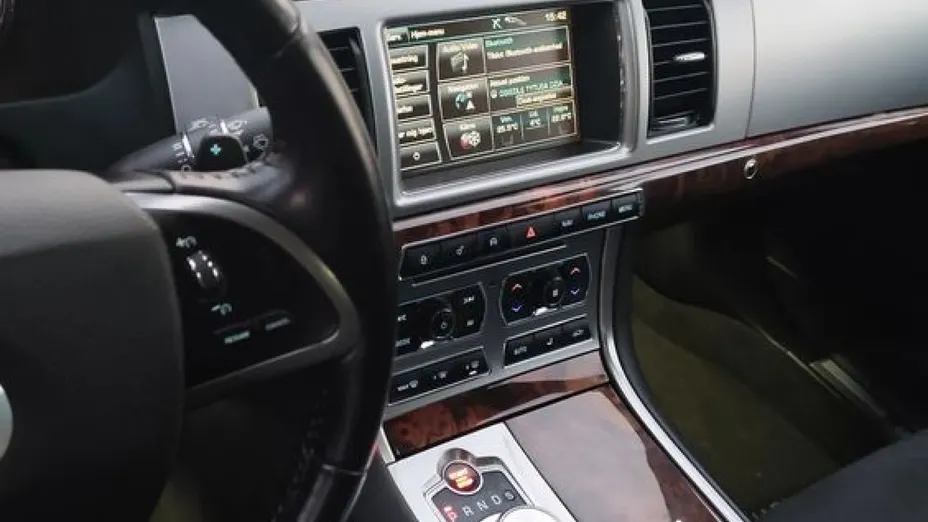 JAGUAR XF -