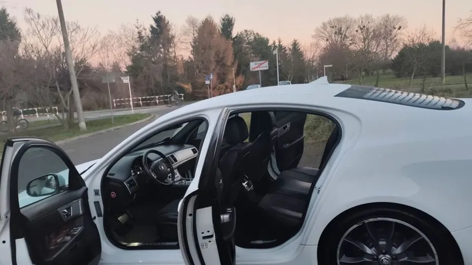 JAGUAR XF -