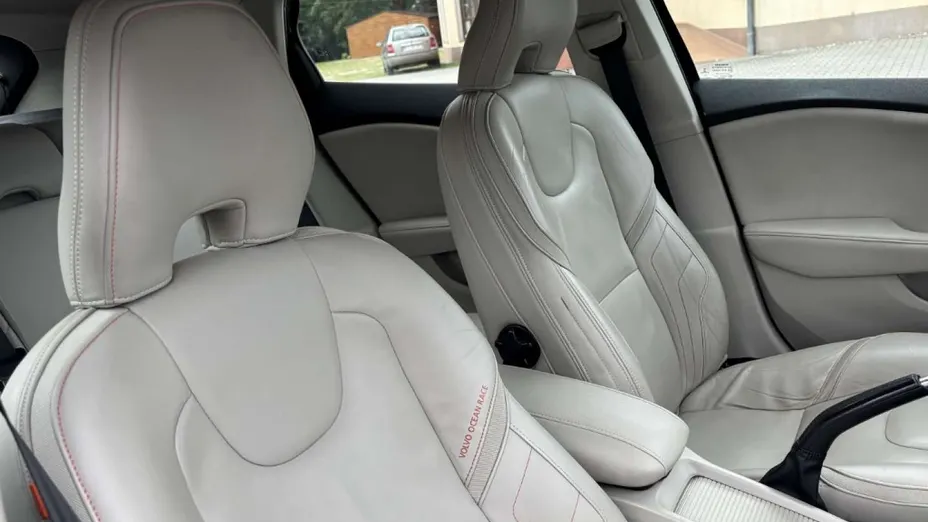VOLVO V40 Cross Country -
