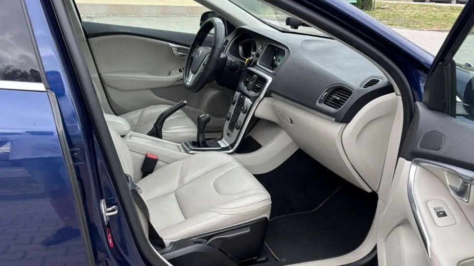 VOLVO V40 Cross Country -