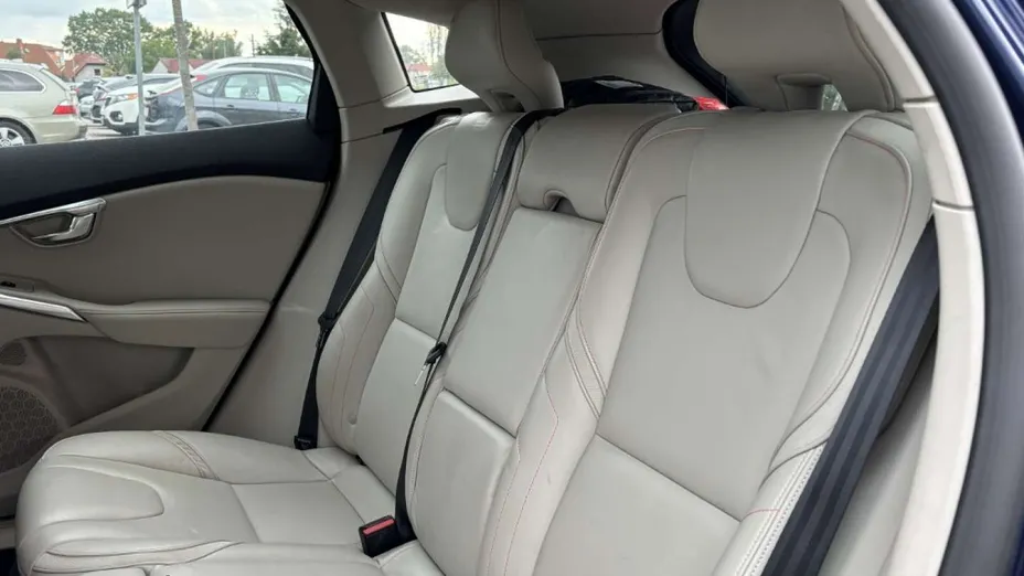VOLVO V40 Cross Country -