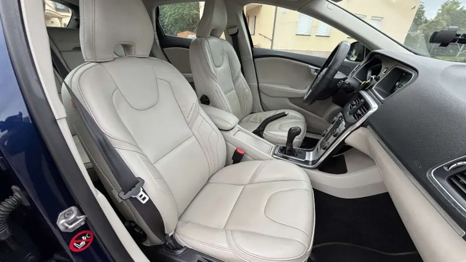 VOLVO V40 Cross Country -