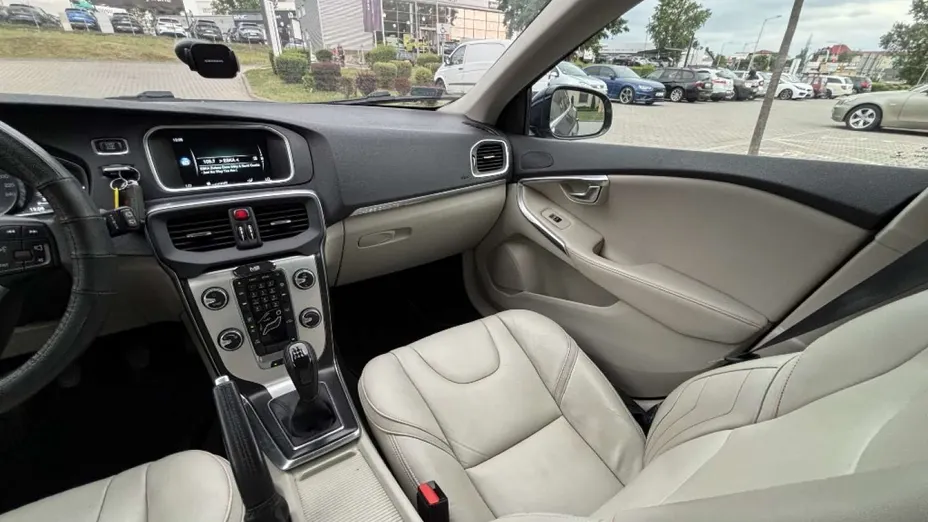 VOLVO V40 Cross Country -