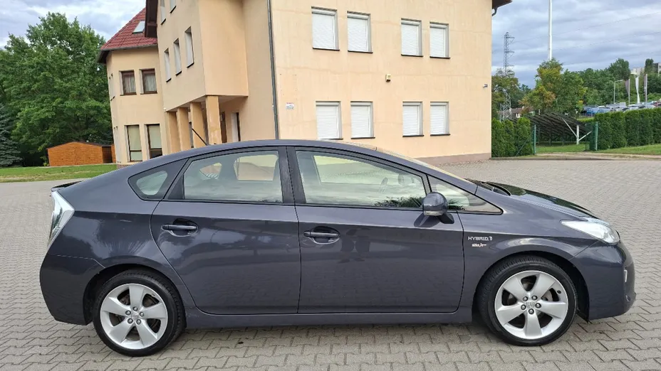 TOYOTA Prius -