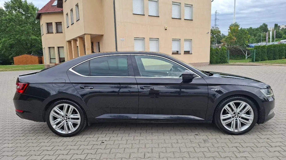 SKODA Superb -