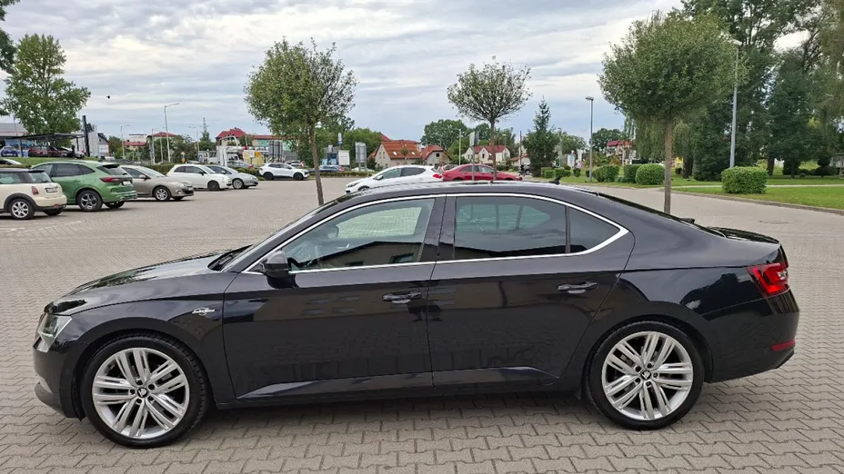 SKODA Superb -