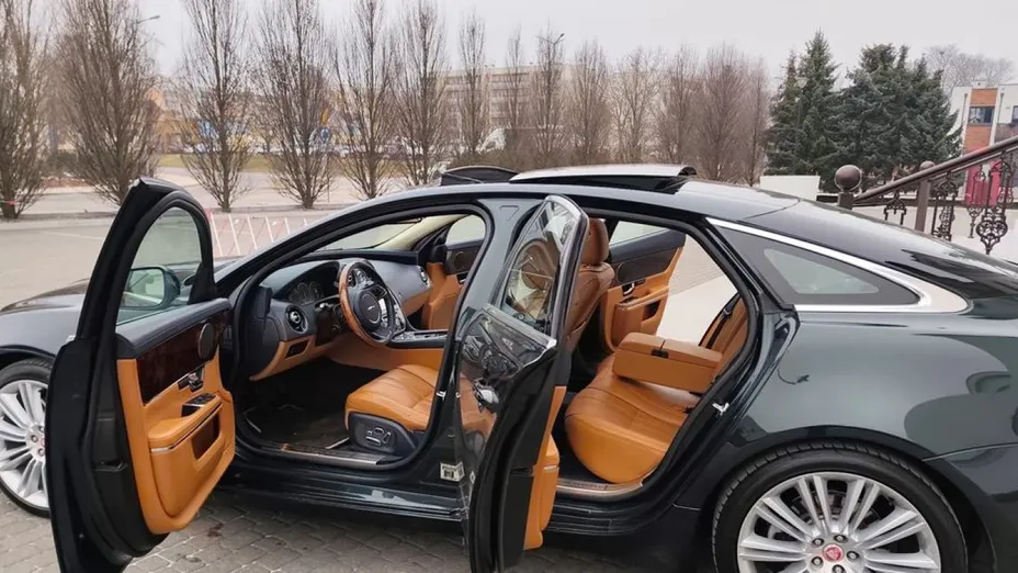 JAGUAR XJ -