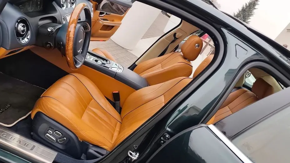 JAGUAR XJ -